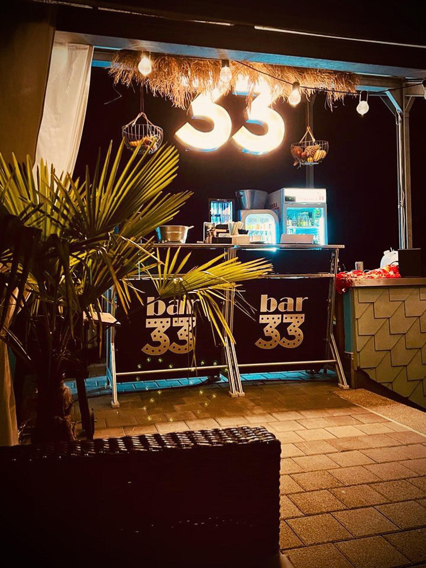 Bar 33